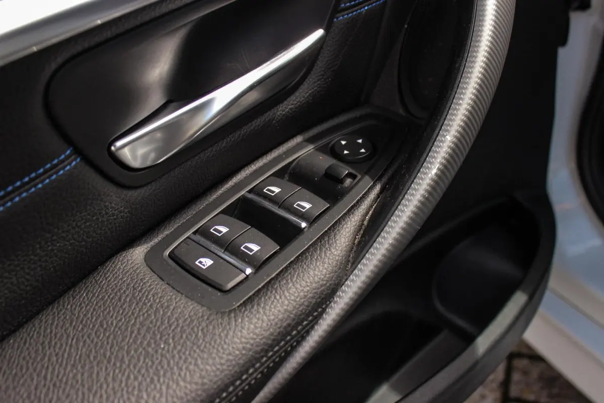 318i M Sport Edition | 2e eigenaar | NL auto | Camera | Shadow Line | Panoramadak | HiFi audio | Cruise control | LED | Stoelverwarming | Navigatie Professional