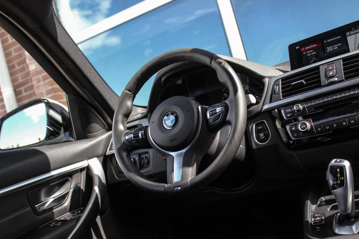 318i M Sport Edition | 2e eigenaar | NL auto | Camera | Shadow Line | Panoramadak | HiFi audio | Cruise control | LED | Stoelverwarming | Navigatie Professional