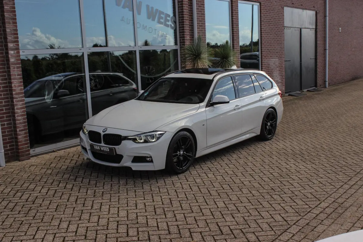 318i M Sport Edition | 2e eigenaar | NL auto | Camera | Shadow Line | Panoramadak | HiFi audio | Cruise control | LED | Stoelverwarming | Navigatie Professional