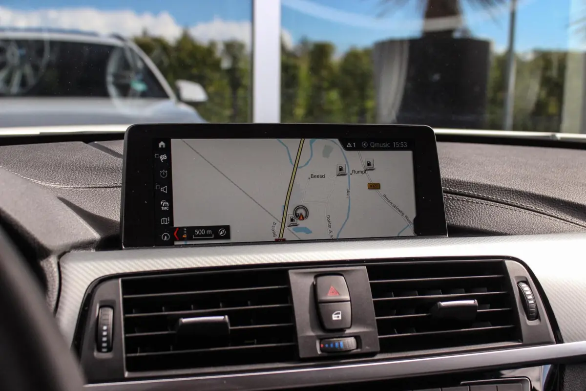 318i M Sport Edition | 2e eigenaar | NL auto | Camera | Shadow Line | Panoramadak | HiFi audio | Cruise control | LED | Stoelverwarming | Navigatie Professional