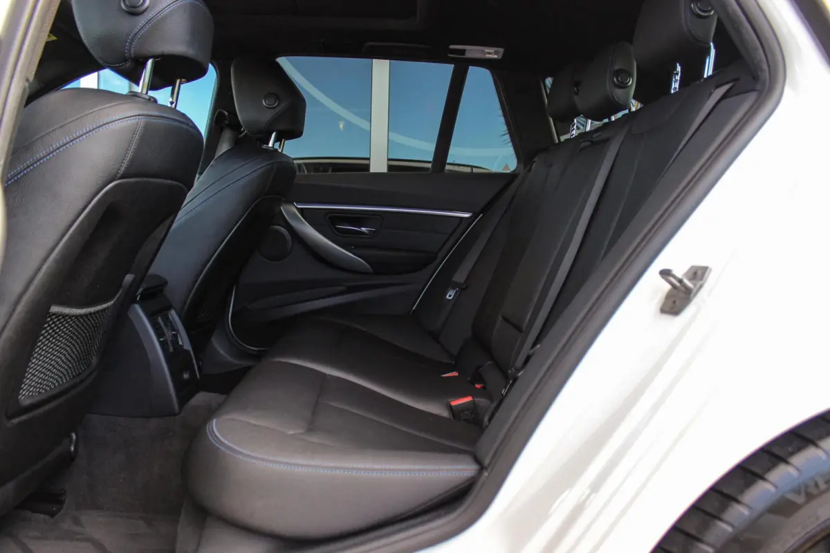 318i M Sport Edition | 2e eigenaar | NL auto | Camera | Shadow Line | Panoramadak | HiFi audio | Cruise control | LED | Stoelverwarming | Navigatie Professional
