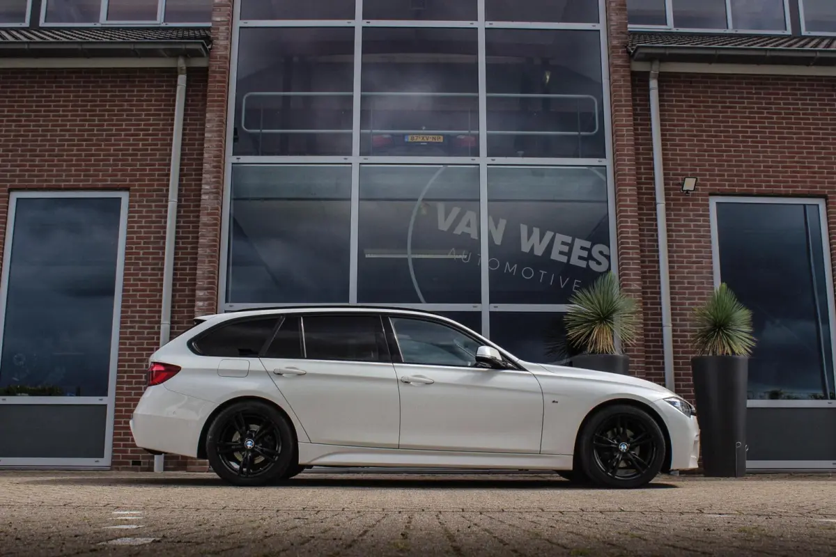 318i M Sport Edition | 2e eigenaar | NL auto | Camera | Shadow Line | Panoramadak | HiFi audio | Cruise control | LED | Stoelverwarming | Navigatie Professional