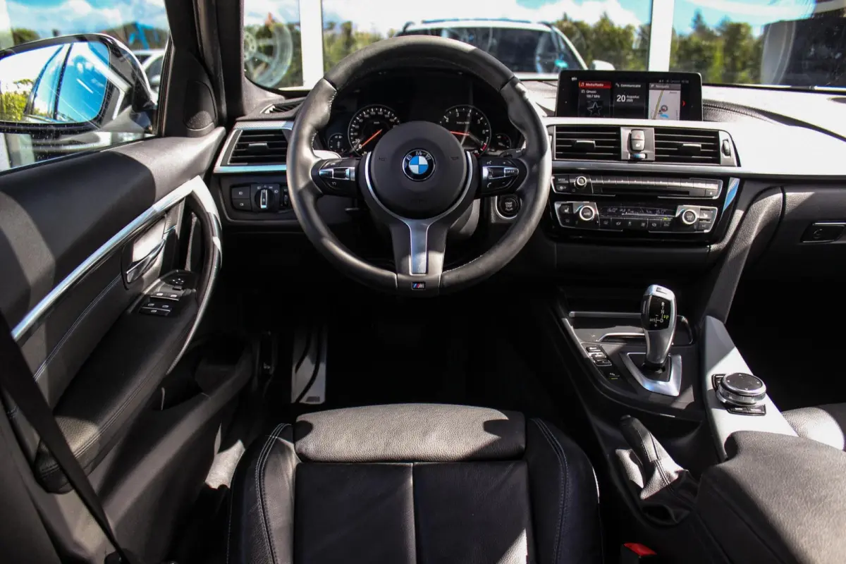 318i M Sport Edition | 2e eigenaar | NL auto | Camera | Shadow Line | Panoramadak | HiFi audio | Cruise control | LED | Stoelverwarming | Navigatie Professional