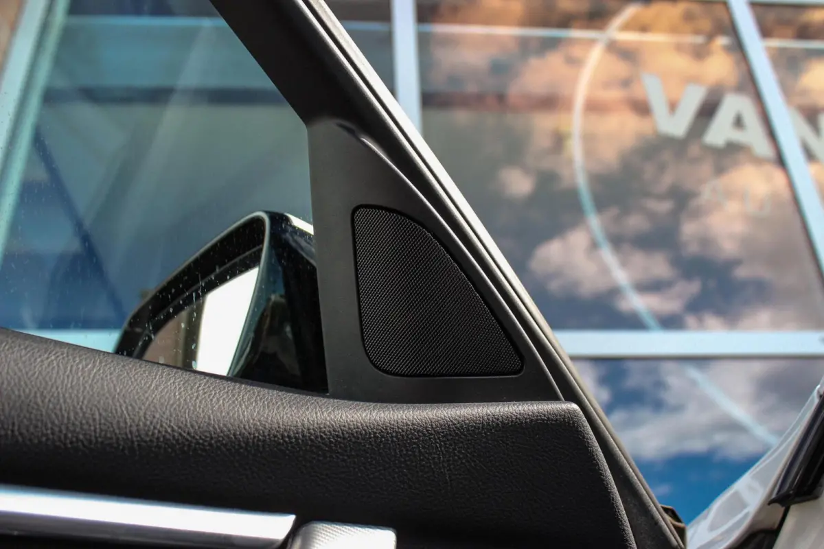 318i M Sport Edition | 2e eigenaar | NL auto | Camera | Shadow Line | Panoramadak | HiFi audio | Cruise control | LED | Stoelverwarming | Navigatie Professional