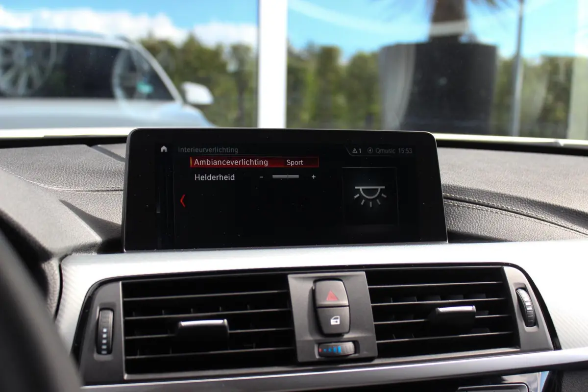 318i M Sport Edition | 2e eigenaar | NL auto | Camera | Shadow Line | Panoramadak | HiFi audio | Cruise control | LED | Stoelverwarming | Navigatie Professional