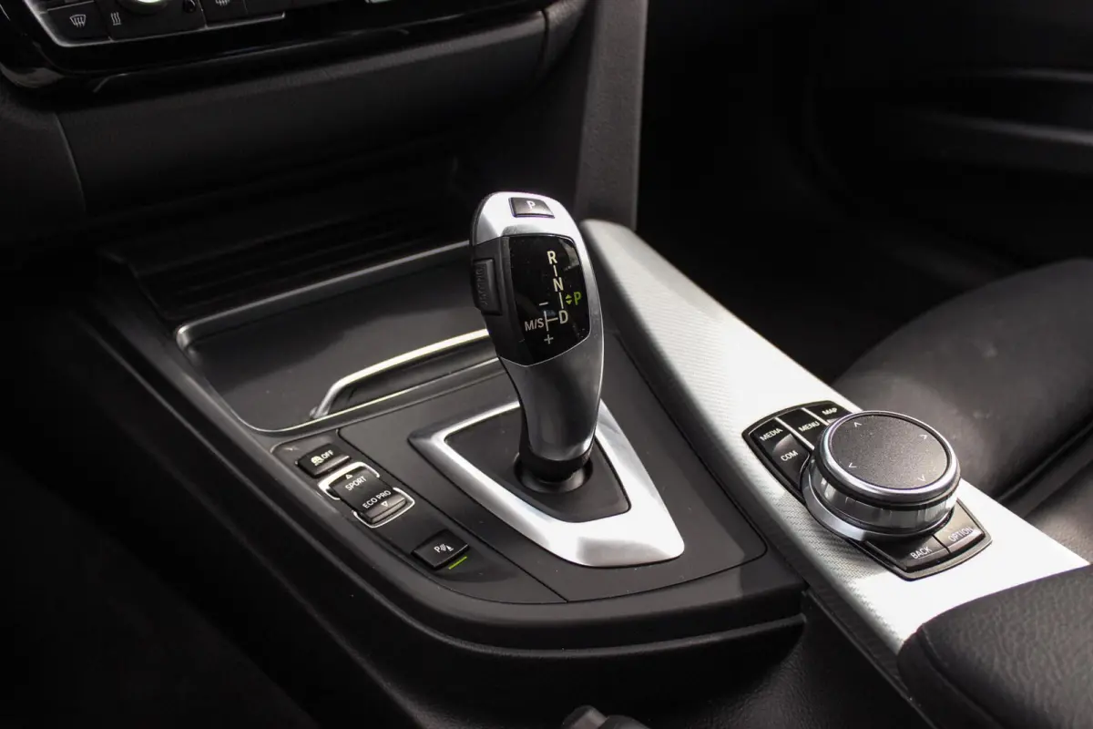 318i M Sport Edition | 2e eigenaar | NL auto | Camera | Shadow Line | Panoramadak | HiFi audio | Cruise control | LED | Stoelverwarming | Navigatie Professional