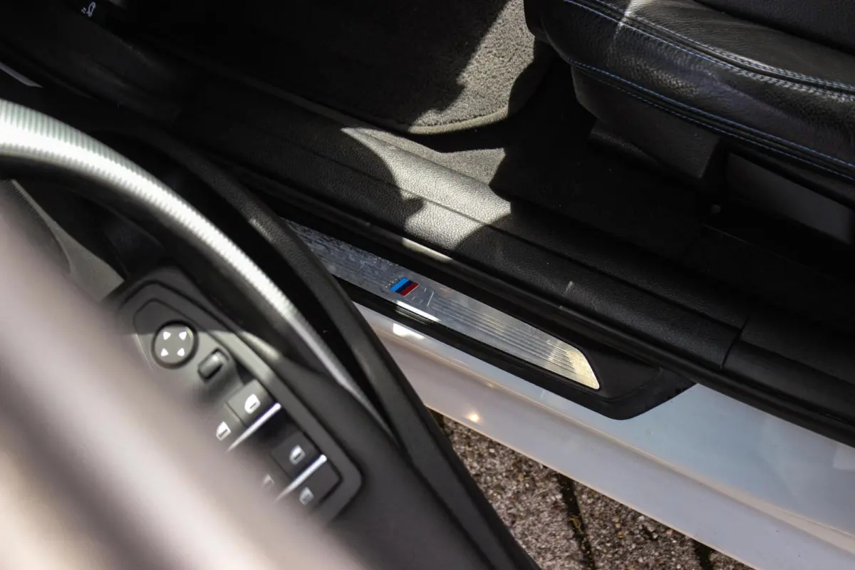 318i M Sport Edition | 2e eigenaar | NL auto | Camera | Shadow Line | Panoramadak | HiFi audio | Cruise control | LED | Stoelverwarming | Navigatie Professional