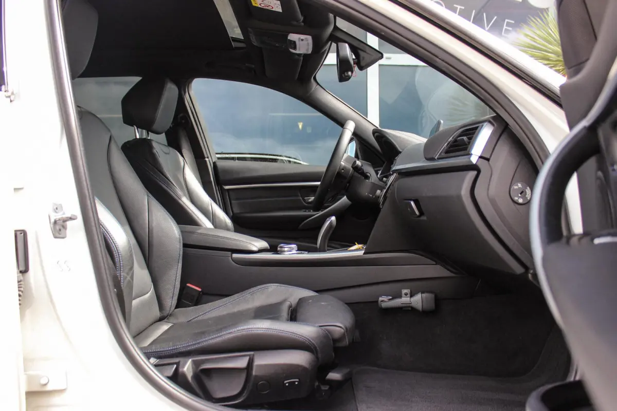 318i M Sport Edition | 2e eigenaar | NL auto | Camera | Shadow Line | Panoramadak | HiFi audio | Cruise control | LED | Stoelverwarming | Navigatie Professional