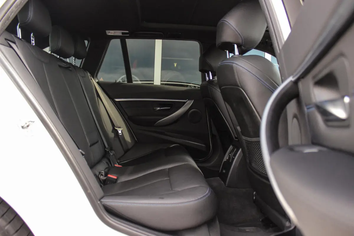 318i M Sport Edition | 2e eigenaar | NL auto | Camera | Shadow Line | Panoramadak | HiFi audio | Cruise control | LED | Stoelverwarming | Navigatie Professional