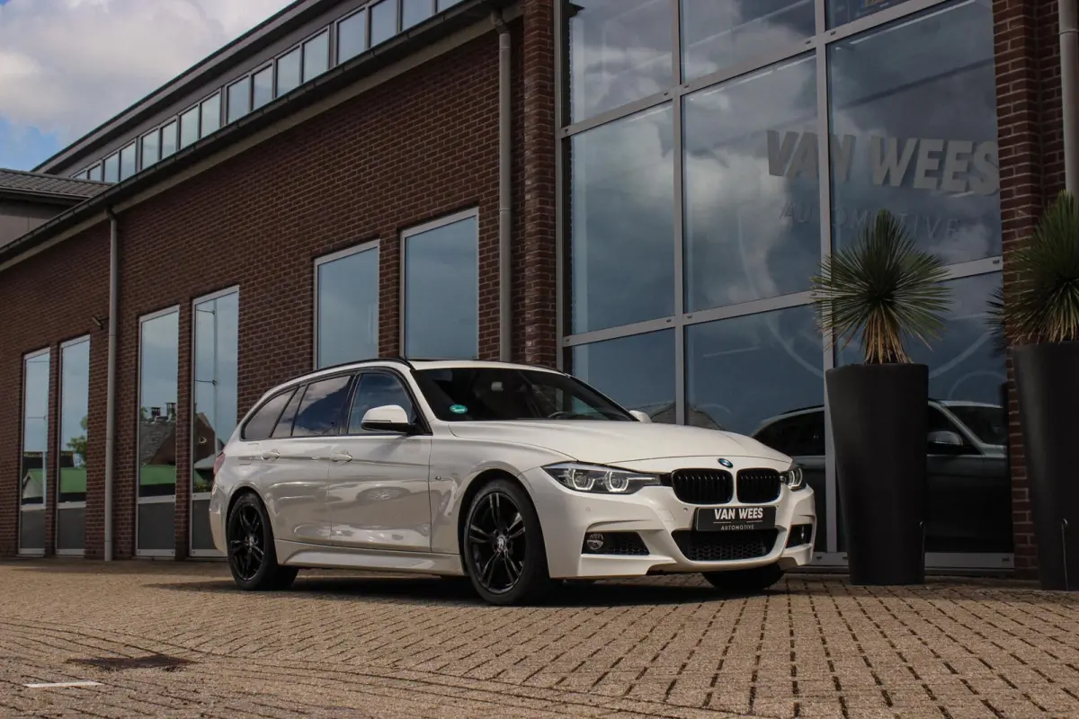 318i M Sport Edition | 2e eigenaar | NL auto | Camera | Shadow Line | Panoramadak | HiFi audio | Cruise control | LED | Stoelverwarming | Navigatie Professional