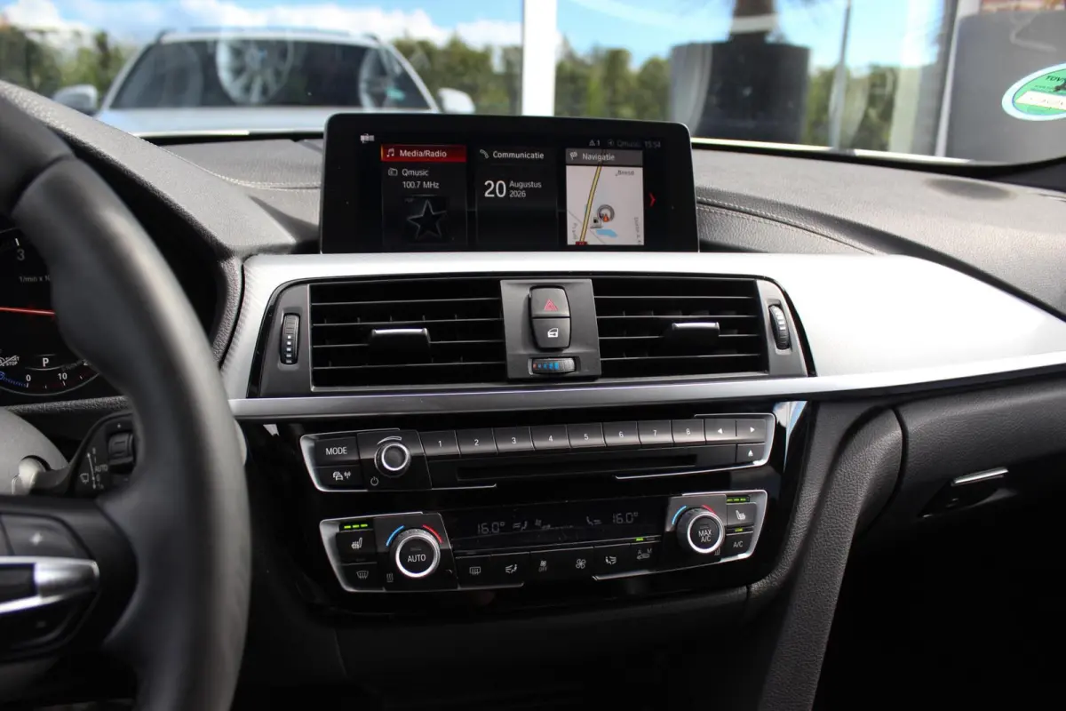 318i M Sport Edition | 2e eigenaar | NL auto | Camera | Shadow Line | Panoramadak | HiFi audio | Cruise control | LED | Stoelverwarming | Navigatie Professional