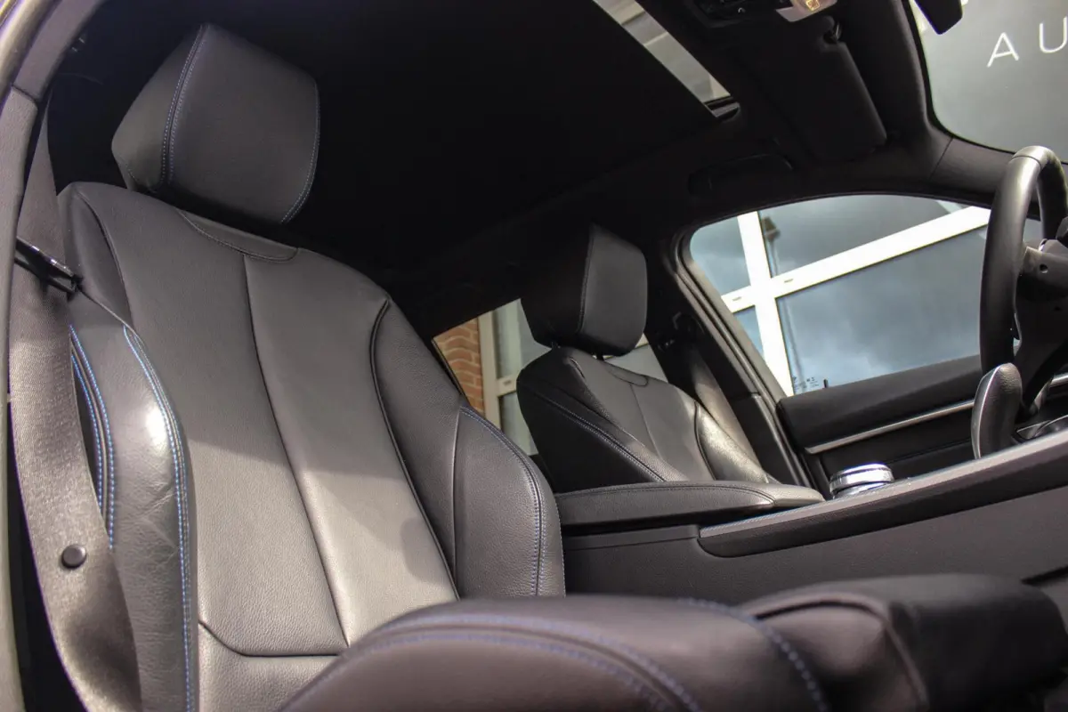318i M Sport Edition | 2e eigenaar | NL auto | Camera | Shadow Line | Panoramadak | HiFi audio | Cruise control | LED | Stoelverwarming | Navigatie Professional