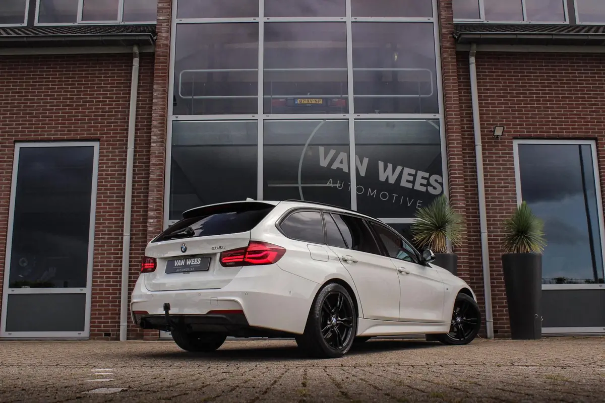 318i M Sport Edition | 2e eigenaar | NL auto | Camera | Shadow Line | Panoramadak | HiFi audio | Cruise control | LED | Stoelverwarming | Navigatie Professional