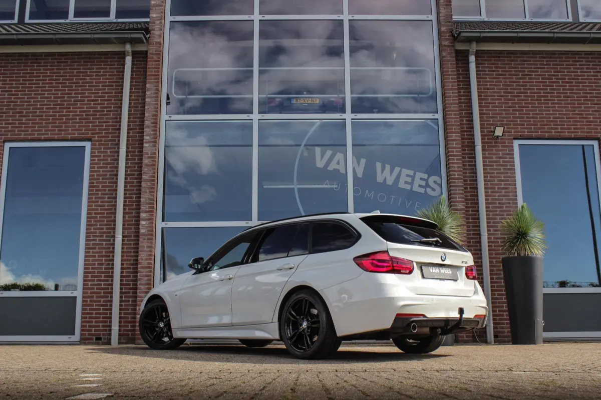 318i M Sport Edition | 2e eigenaar | NL auto | Camera | Shadow Line | Panoramadak | HiFi audio | Cruise control | LED | Stoelverwarming | Navigatie Professional