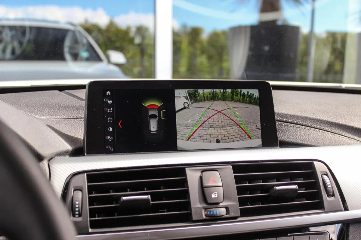 318i M Sport Edition | 2e eigenaar | NL auto | Camera | Shadow Line | Panoramadak | HiFi audio | Cruise control | LED | Stoelverwarming | Navigatie Professional