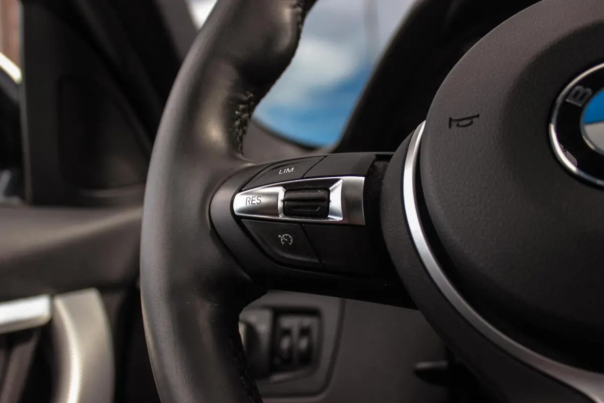 318i M Sport Edition | 2e eigenaar | NL auto | Camera | Shadow Line | Panoramadak | HiFi audio | Cruise control | LED | Stoelverwarming | Navigatie Professional
