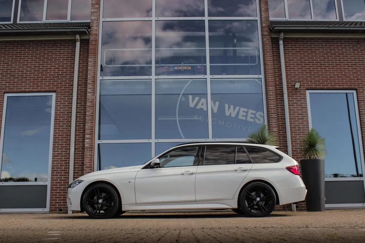 318i M Sport Edition | 2e eigenaar | NL auto | Camera | Shadow Line | Panoramadak | HiFi audio | Cruise control | LED | Stoelverwarming | Navigatie Professional