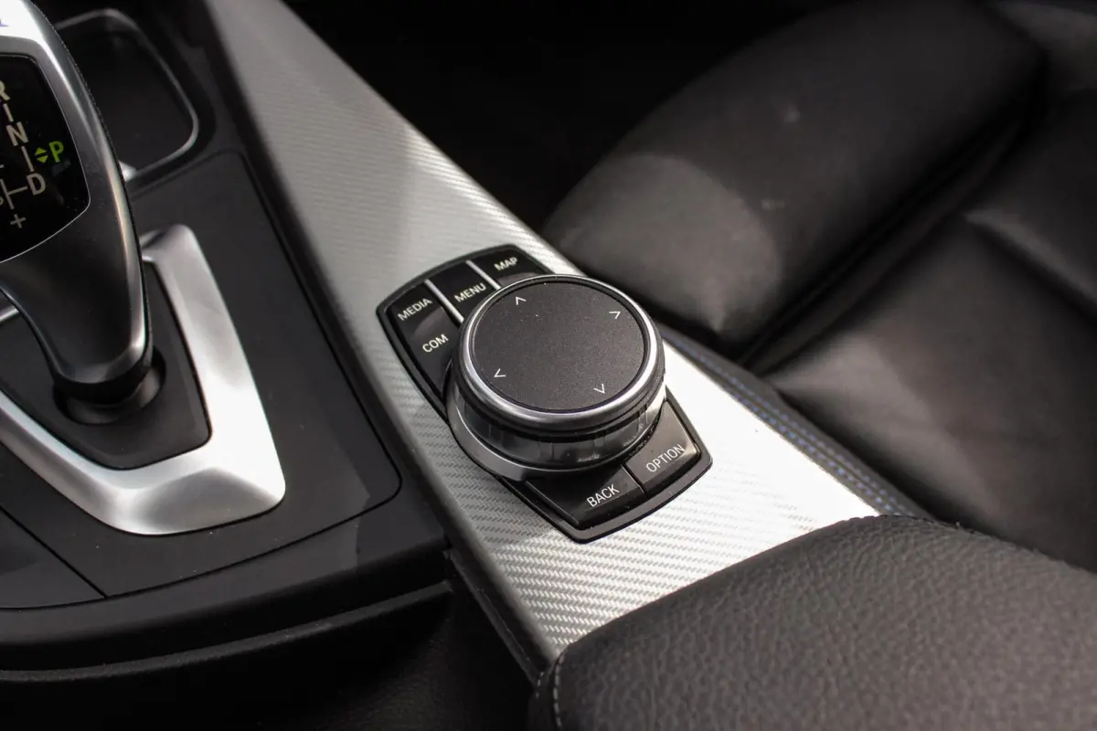 318i M Sport Edition | 2e eigenaar | NL auto | Camera | Shadow Line | Panoramadak | HiFi audio | Cruise control | LED | Stoelverwarming | Navigatie Professional