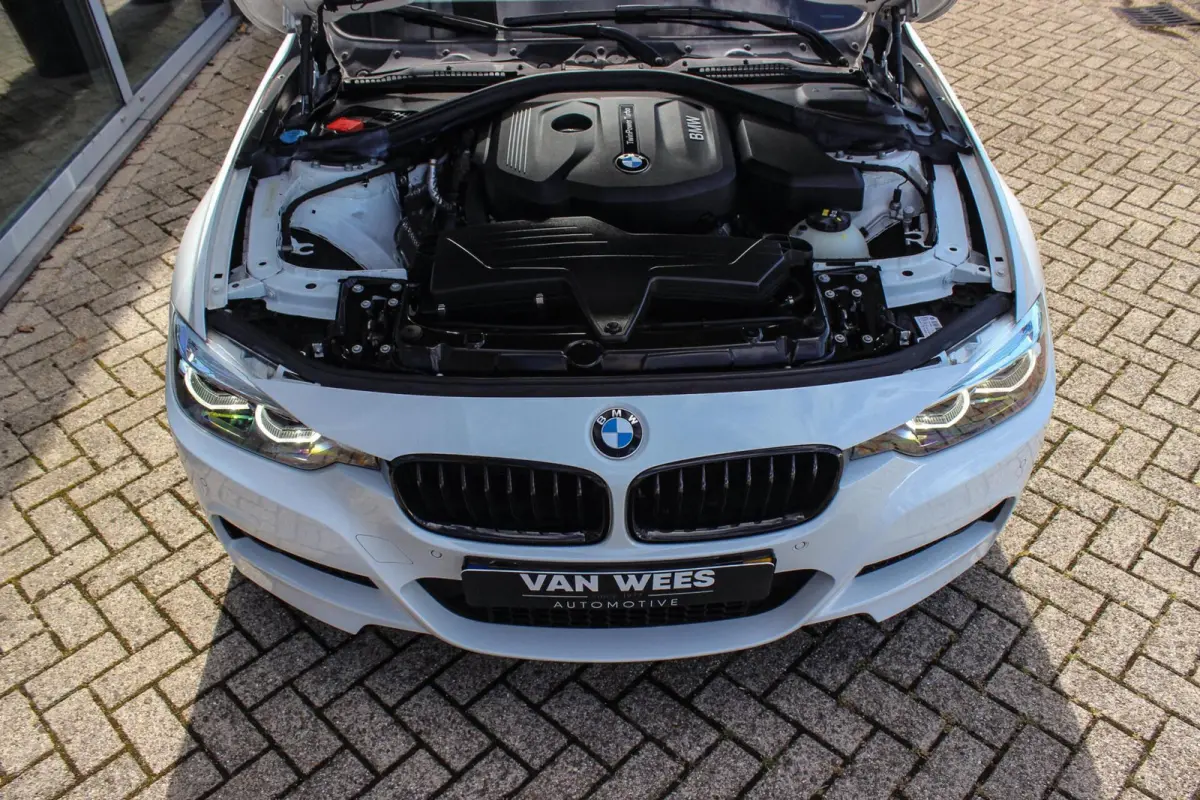 318i M Sport Edition | 2e eigenaar | NL auto | Camera | Shadow Line | Panoramadak | HiFi audio | Cruise control | LED | Stoelverwarming | Navigatie Professional