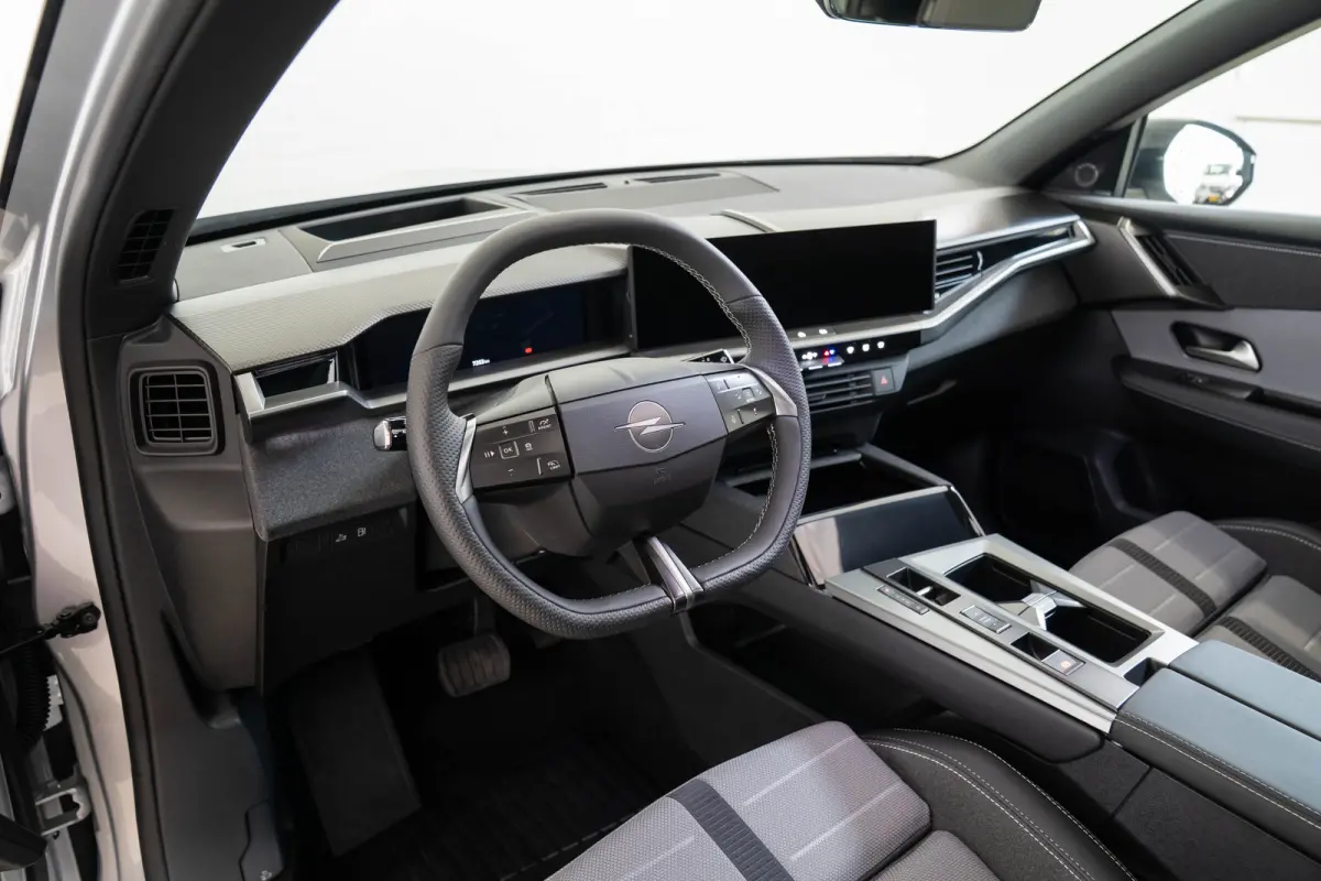 1.6 Turbo Plug-in-Hybrid GS | Tot 8 Jaar Garantie | Panoramdak | 20 Inch LM | Focal Sound | Elektrische Achterklep | Navigatie |