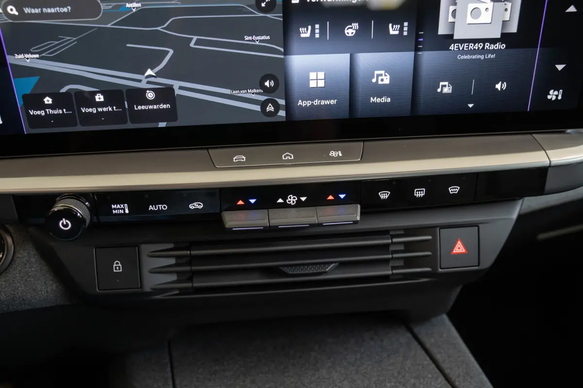 1.6 Turbo Plug-in-Hybrid GS | Tot 8 Jaar Garantie | Panoramdak | 20 Inch LM | Focal Sound | Elektrische Achterklep | Navigatie |