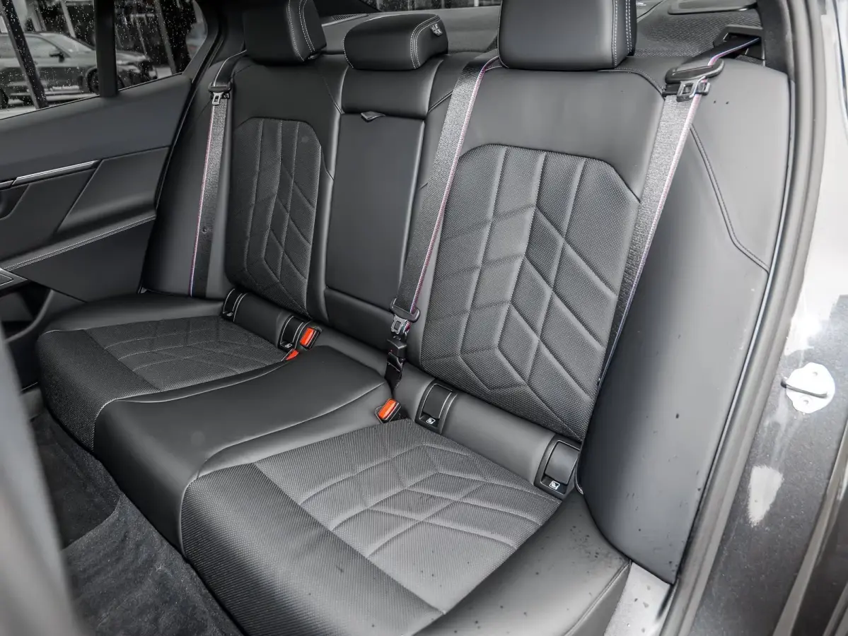 550e xDrive M-SPORT ** LED, LEDER, PANO, TREKH, 20-inch LMV, M-REMMEN, MEM ** Ex BMW-AG ** ** INFORMEER OOK NAAR ONZE AANTREKKELIJKE FINANCIAL-LEASE TARIEVEN **