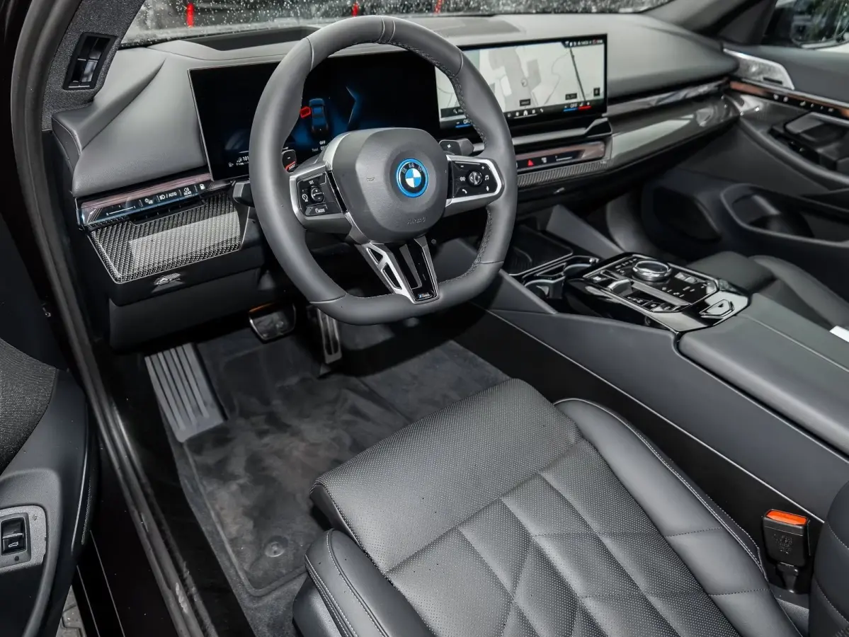 550e xDrive M-SPORT ** LED, LEDER, PANO, TREKH, 20-inch LMV, M-REMMEN, MEM ** Ex BMW-AG ** ** INFORMEER OOK NAAR ONZE AANTREKKELIJKE FINANCIAL-LEASE TARIEVEN **