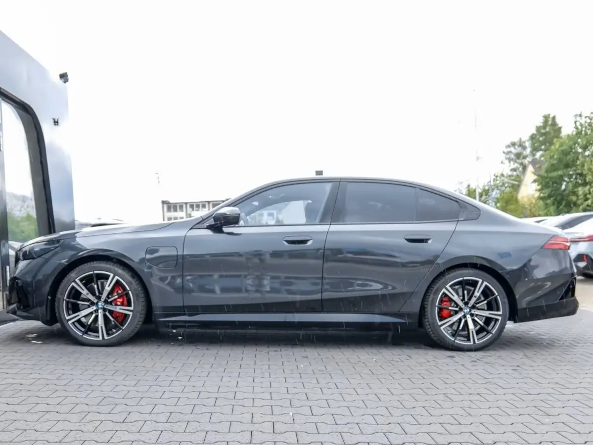 550e xDrive M-SPORT ** LED, LEDER, PANO, TREKH, 20-inch LMV, M-REMMEN, MEM ** Ex BMW-AG ** ** INFORMEER OOK NAAR ONZE AANTREKKELIJKE FINANCIAL-LEASE TARIEVEN **
