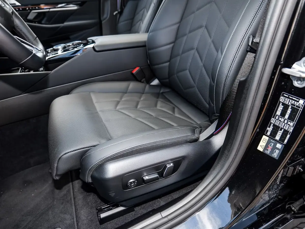 550e xDrive M-SPORT ** LED, LEDER, PANO, TREKH, 20-inch LMV, M-REMMEN, MEM ** Ex BMW-AG ** ** INFORMEER OOK NAAR ONZE AANTREKKELIJKE FINANCIAL-LEASE TARIEVEN **