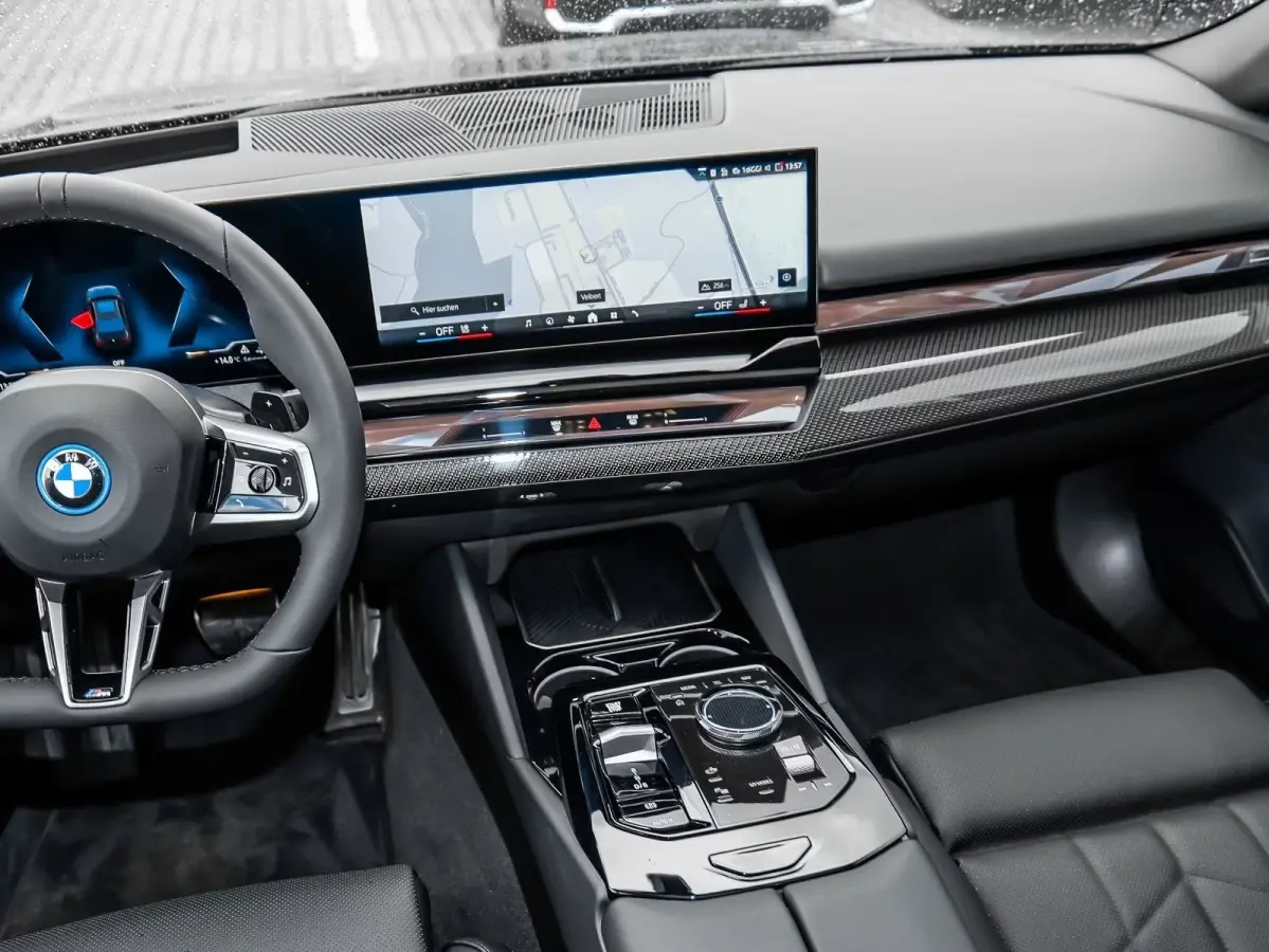 550e xDrive M-SPORT ** LED, LEDER, PANO, TREKH, 20-inch LMV, M-REMMEN, MEM ** Ex BMW-AG ** ** INFORMEER OOK NAAR ONZE AANTREKKELIJKE FINANCIAL-LEASE TARIEVEN **
