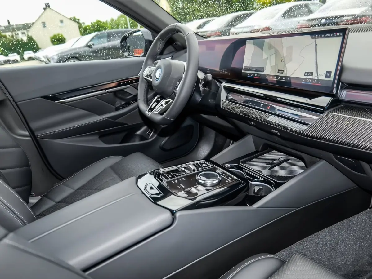 550e xDrive M-SPORT ** LED, LEDER, PANO, TREKH, 20-inch LMV, M-REMMEN, MEM ** Ex BMW-AG ** ** INFORMEER OOK NAAR ONZE AANTREKKELIJKE FINANCIAL-LEASE TARIEVEN **