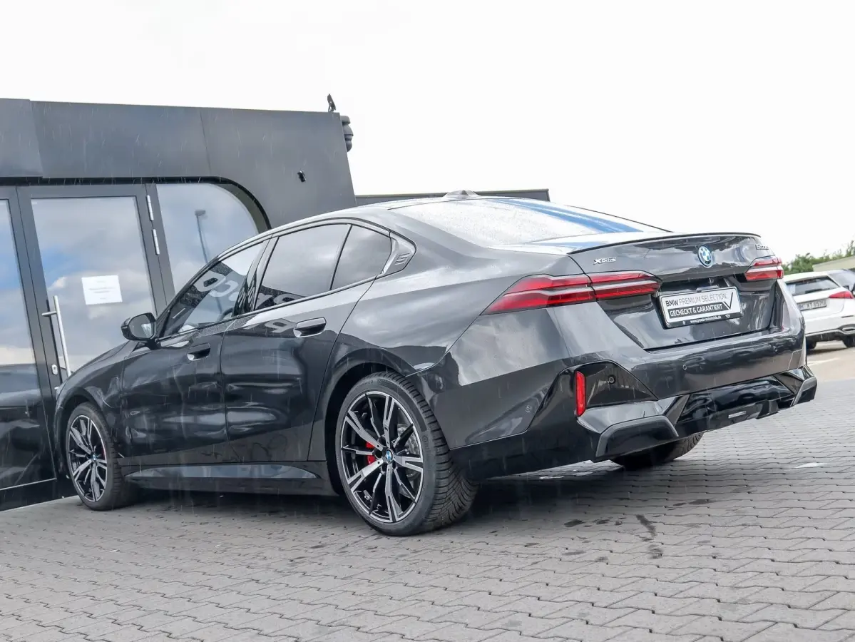 550e xDrive M-SPORT ** LED, LEDER, PANO, TREKH, 20-inch LMV, M-REMMEN, MEM ** Ex BMW-AG ** ** INFORMEER OOK NAAR ONZE AANTREKKELIJKE FINANCIAL-LEASE TARIEVEN **