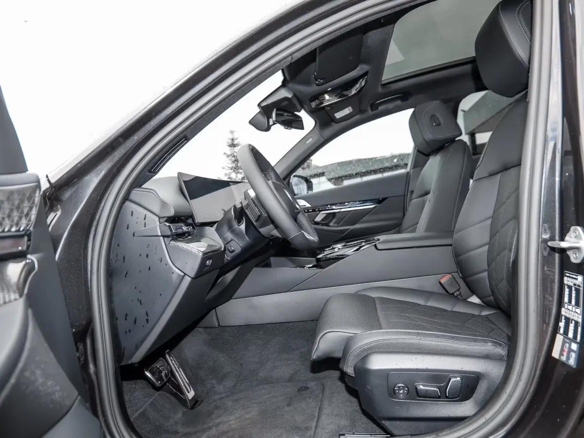 550e xDrive M-SPORT ** LED, LEDER, PANO, TREKH, 20-inch LMV, M-REMMEN, MEM ** Ex BMW-AG ** ** INFORMEER OOK NAAR ONZE AANTREKKELIJKE FINANCIAL-LEASE TARIEVEN **