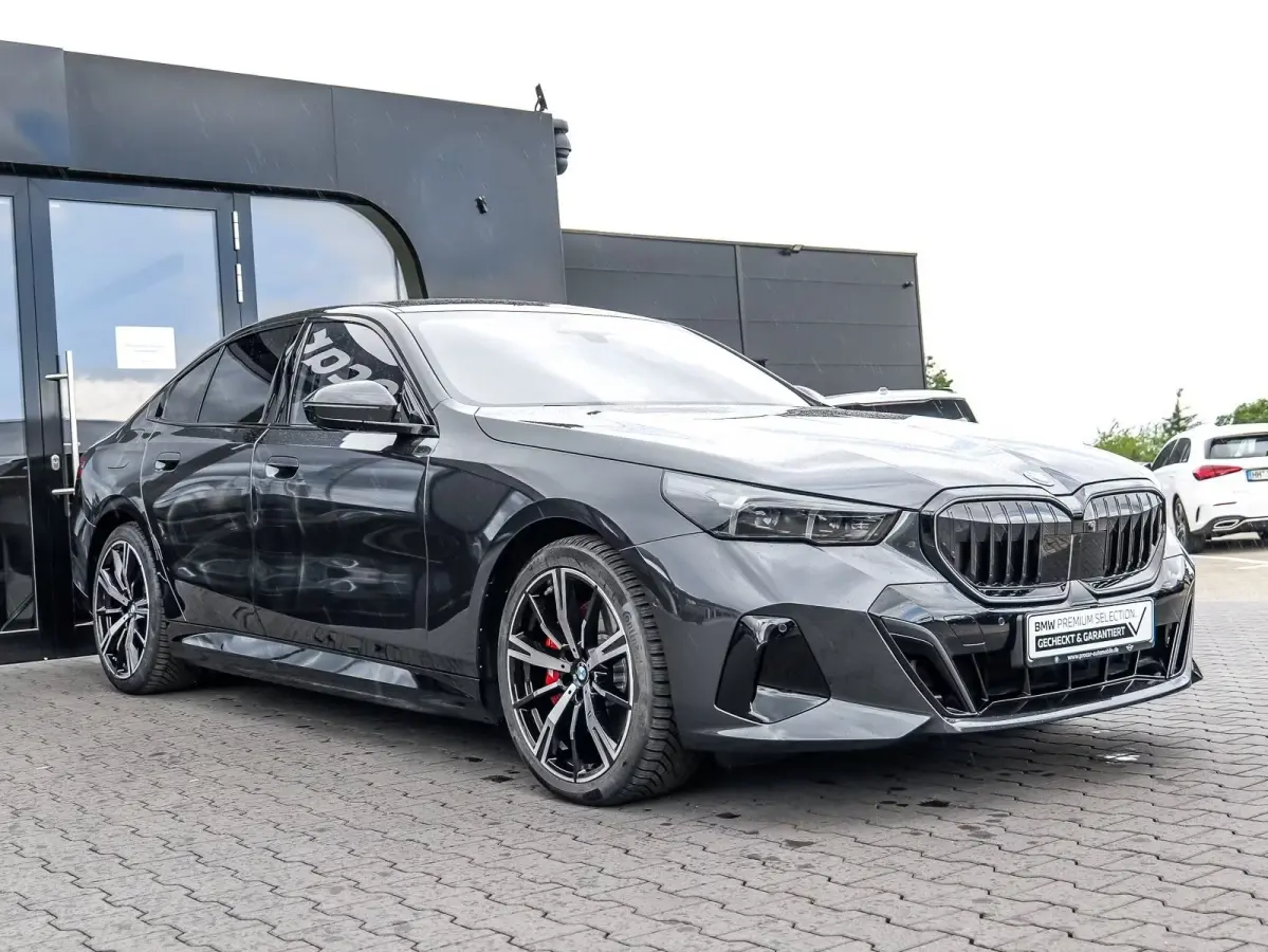 550e xDrive M-SPORT ** LED, LEDER, PANO, TREKH, 20-inch LMV, M-REMMEN, MEM ** Ex BMW-AG ** ** INFORMEER OOK NAAR ONZE AANTREKKELIJKE FINANCIAL-LEASE TARIEVEN **