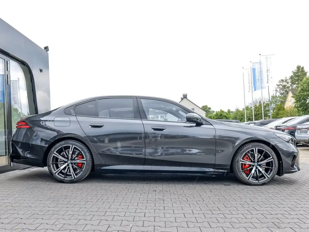 550e xDrive M-SPORT ** LED, LEDER, PANO, TREKH, 20-inch LMV, M-REMMEN, MEM ** Ex BMW-AG ** ** INFORMEER OOK NAAR ONZE AANTREKKELIJKE FINANCIAL-LEASE TARIEVEN **