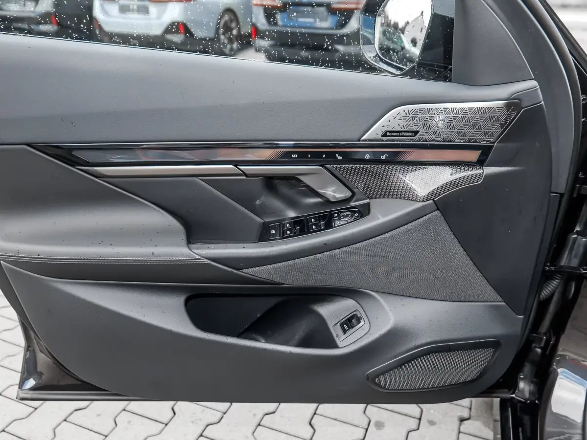 550e xDrive M-SPORT ** LED, LEDER, PANO, TREKH, 20-inch LMV, M-REMMEN, MEM ** Ex BMW-AG ** ** INFORMEER OOK NAAR ONZE AANTREKKELIJKE FINANCIAL-LEASE TARIEVEN **
