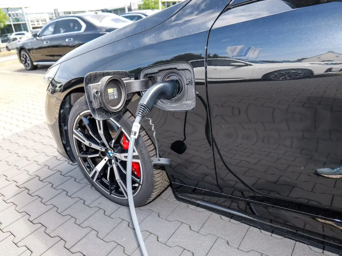 550e xDrive M-SPORT ** LED, LEDER, PANO, TREKH, 20-inch LMV, M-REMMEN, MEM ** Ex BMW-AG ** ** INFORMEER OOK NAAR ONZE AANTREKKELIJKE FINANCIAL-LEASE TARIEVEN **