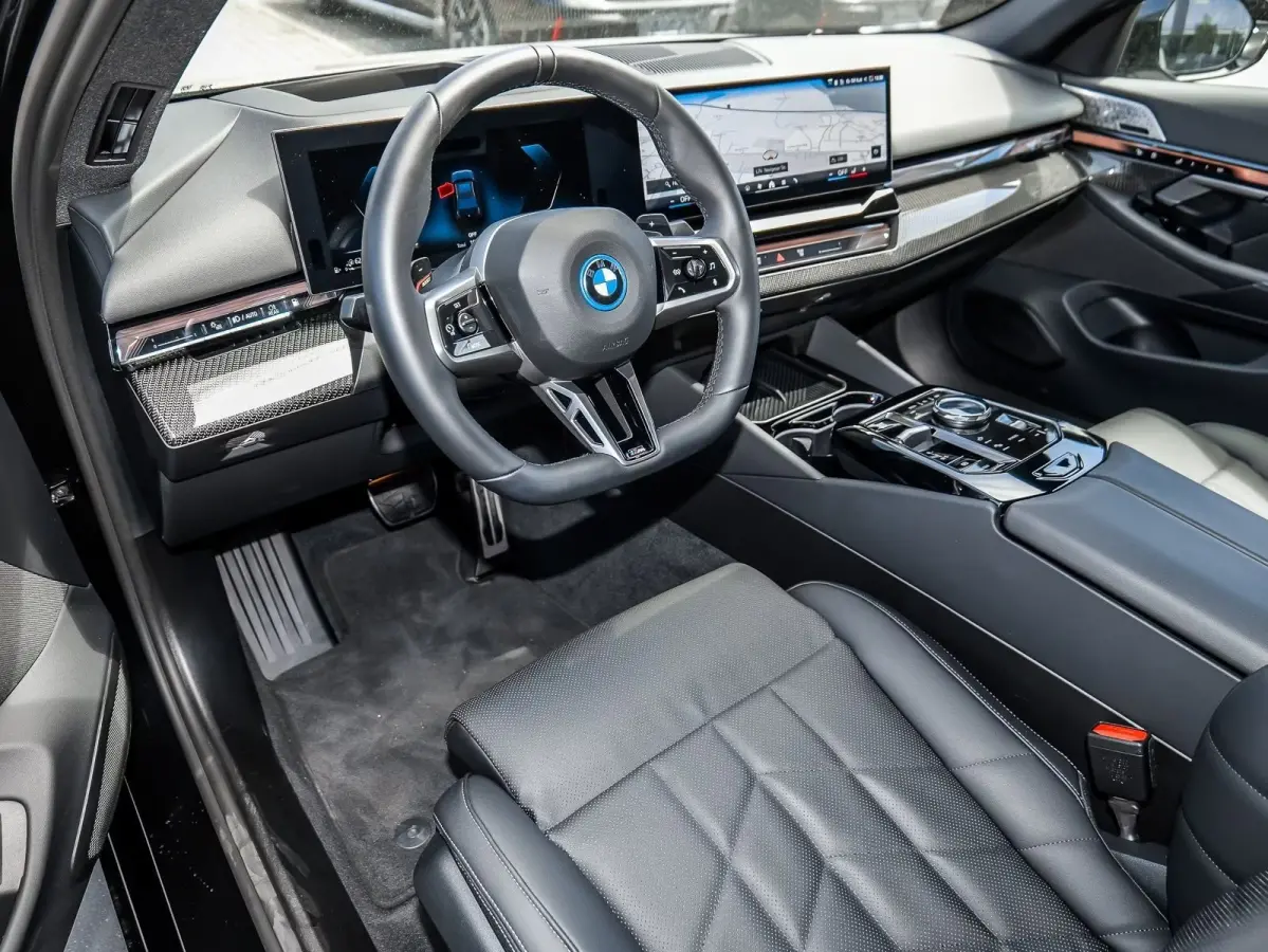 550e xDrive M-SPORT ** LED, LEDER, PANO, TREKH, 20-inch LMV, M-REMMEN, MEM ** Ex BMW-AG ** ** INFORMEER OOK NAAR ONZE AANTREKKELIJKE FINANCIAL-LEASE TARIEVEN **