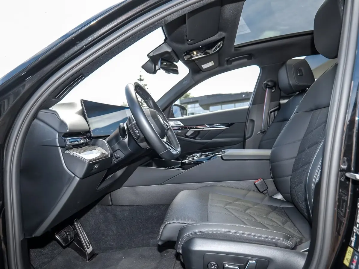 550e xDrive M-SPORT ** LED, LEDER, PANO, TREKH, 20-inch LMV, M-REMMEN, MEM ** Ex BMW-AG ** ** INFORMEER OOK NAAR ONZE AANTREKKELIJKE FINANCIAL-LEASE TARIEVEN **