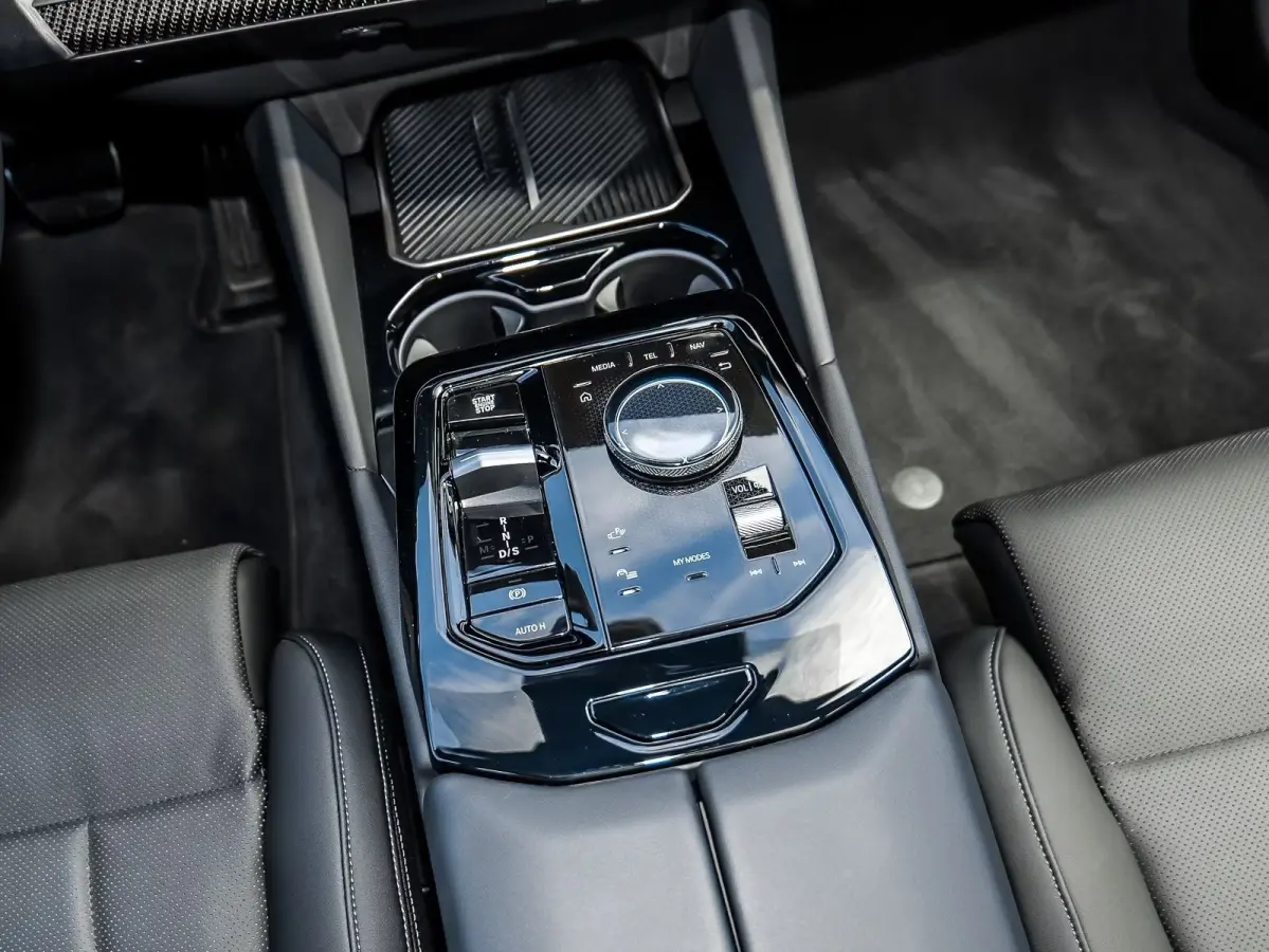 550e xDrive M-SPORT ** LED, LEDER, PANO, TREKH, 20-inch LMV, M-REMMEN, MEM ** Ex BMW-AG ** ** INFORMEER OOK NAAR ONZE AANTREKKELIJKE FINANCIAL-LEASE TARIEVEN **