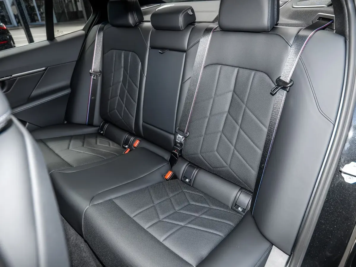 550e xDrive M-SPORT ** LED, LEDER, PANO, TREKH, 20-inch LMV, M-REMMEN, MEM ** Ex BMW-AG ** ** INFORMEER OOK NAAR ONZE AANTREKKELIJKE FINANCIAL-LEASE TARIEVEN **