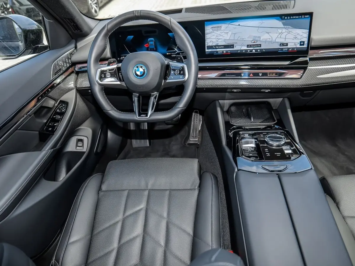 550e xDrive M-SPORT ** LED, LEDER, PANO, TREKH, 20-inch LMV, M-REMMEN, MEM ** Ex BMW-AG ** ** INFORMEER OOK NAAR ONZE AANTREKKELIJKE FINANCIAL-LEASE TARIEVEN **