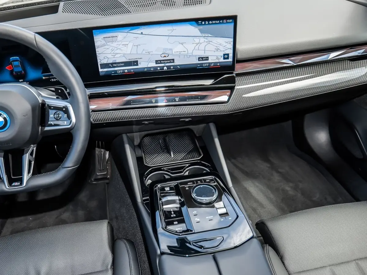 550e xDrive M-SPORT ** LED, LEDER, PANO, TREKH, 20-inch LMV, M-REMMEN, MEM ** Ex BMW-AG ** ** INFORMEER OOK NAAR ONZE AANTREKKELIJKE FINANCIAL-LEASE TARIEVEN **