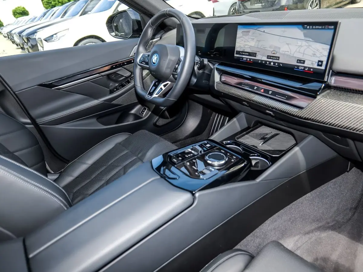 550e xDrive M-SPORT ** LED, LEDER, PANO, TREKH, 20-inch LMV, M-REMMEN, MEM ** Ex BMW-AG ** ** INFORMEER OOK NAAR ONZE AANTREKKELIJKE FINANCIAL-LEASE TARIEVEN **