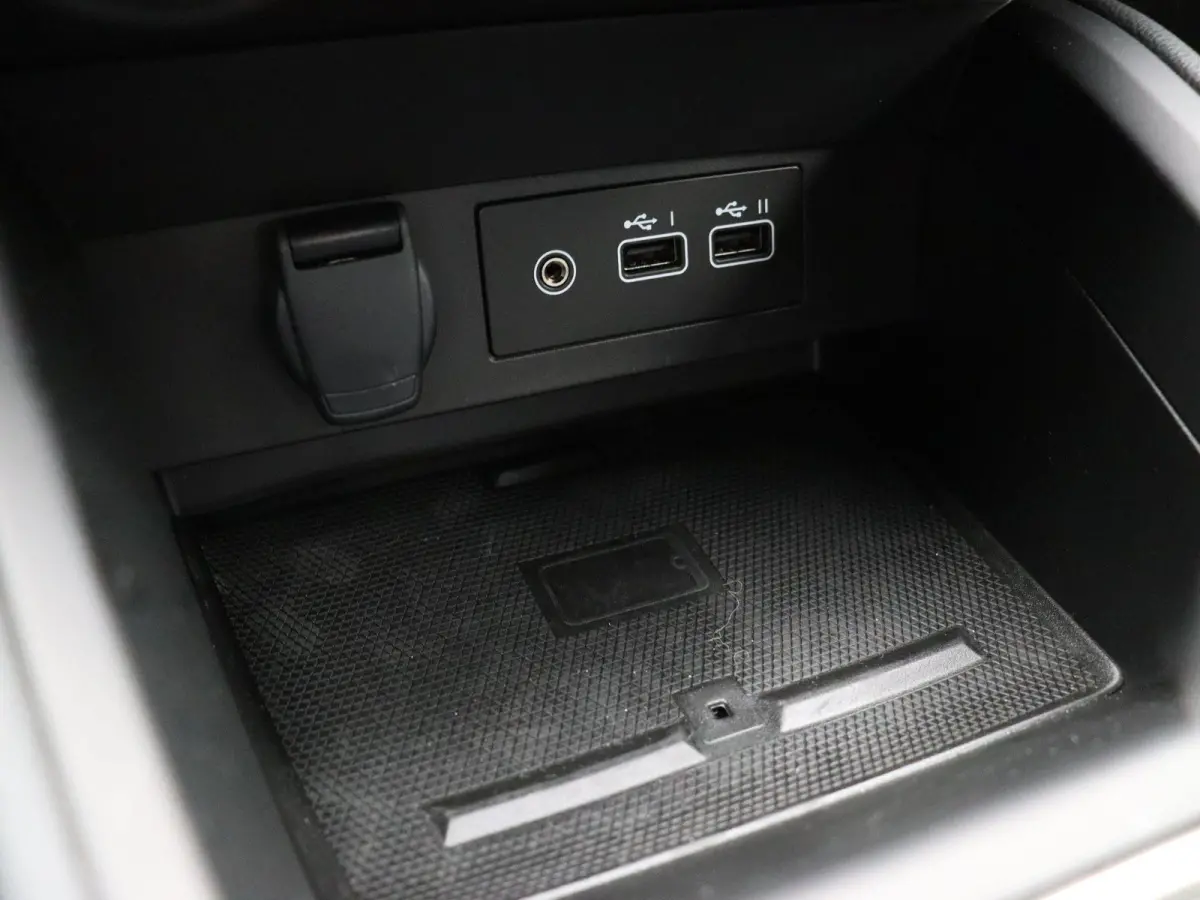 1.6 HEV Intense | Black Edition | Stoel en stuurverwarming | PDC voor en achter | Achteruitrijcamera | Half leder | Climate control | 8 jaar garantie! |