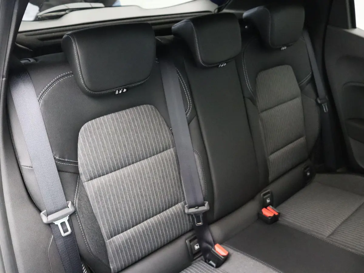 1.6 HEV Intense | Black Edition | Stoel en stuurverwarming | PDC voor en achter | Achteruitrijcamera | Half leder | Climate control | 8 jaar garantie! |