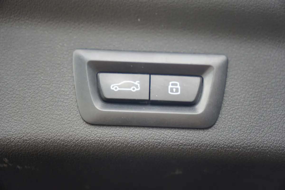 xDrive25e - M SPORT - PANODAK - LEDER - CARPLAY - KEYLESS - CAMERA -