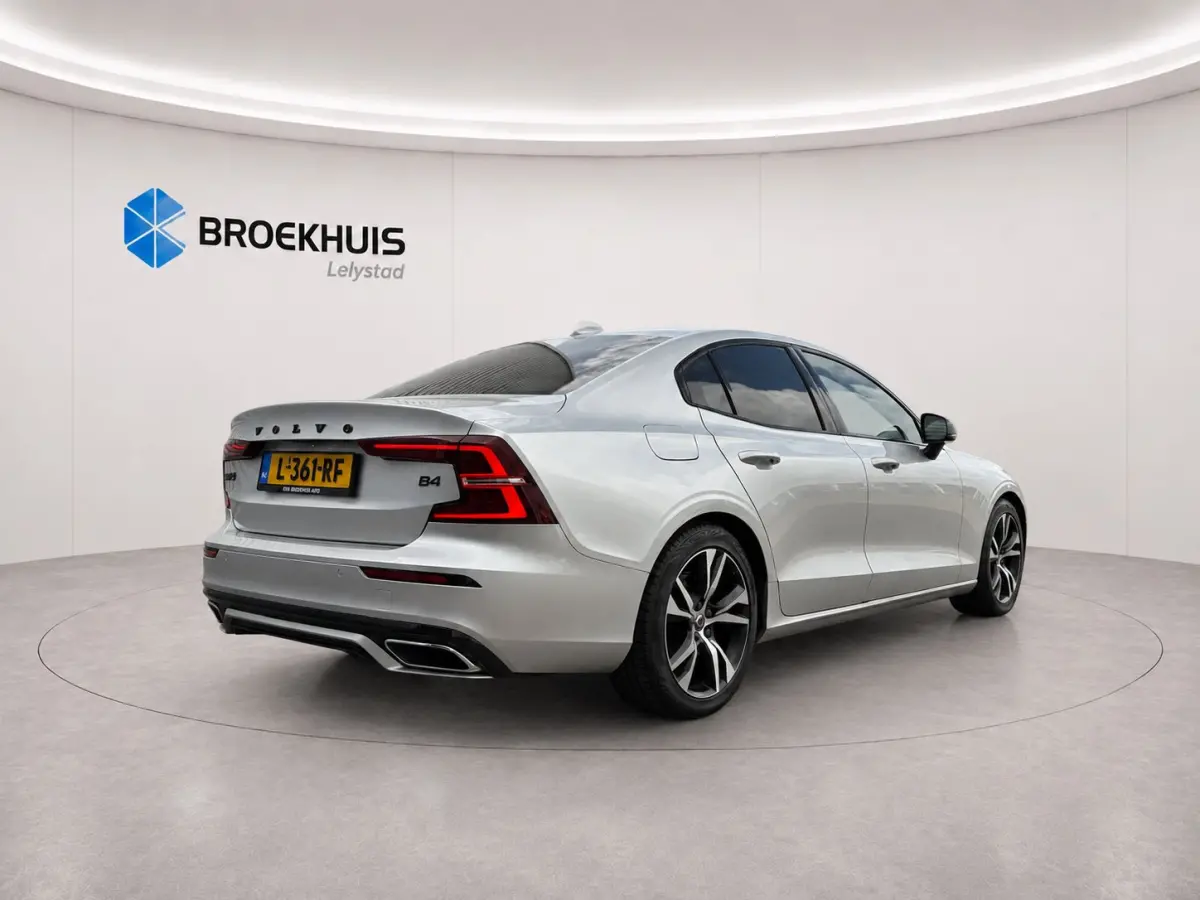 2.0 B4 197PK R-DESIGN AUTOMAAT / NAVI / LEDER / CLIMA / FULL-LED / 18" LMV / KEYLESS  / ADAPT. CRUISECONTROL / ELEKTR. TREKHAAK  / ORG. NL. !!