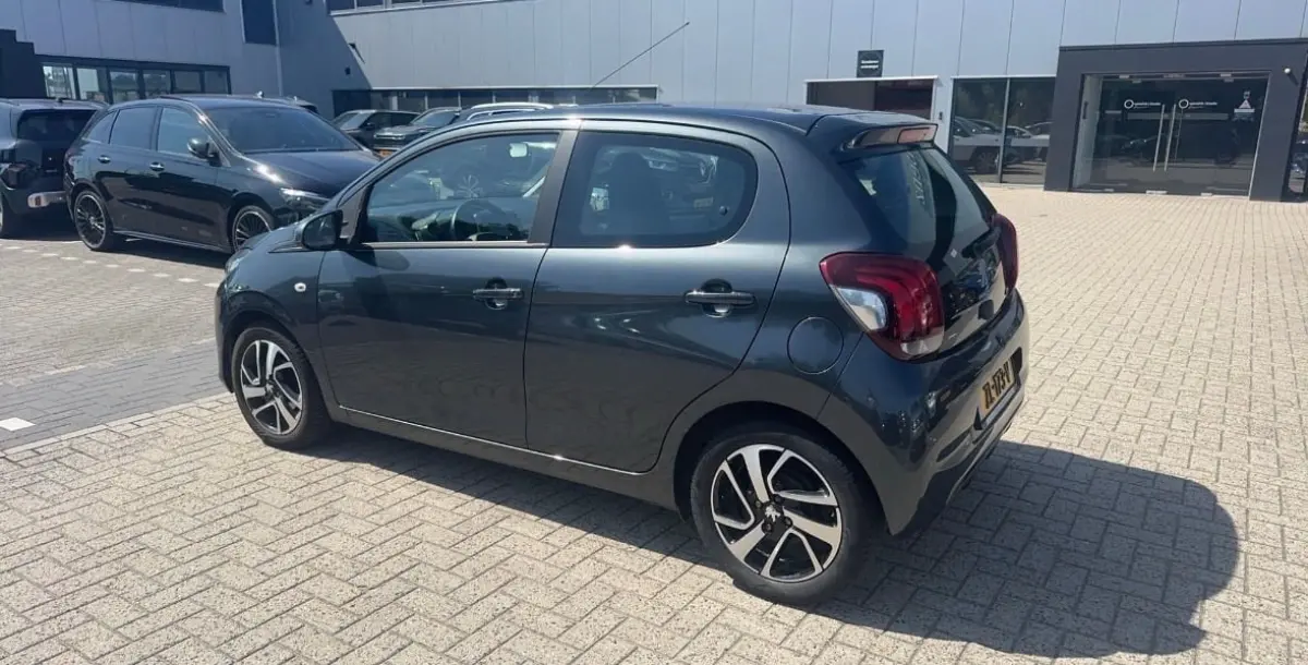 1.0 e-VTi Blue Lease Executive Climate Control | Camera | Bluetooth | 15" Lichtmetaal | 5-deurs | Chroom | Airco | Achteruitrijcamera | Centrale deurvergrendeling met afstandsbediening | Dim