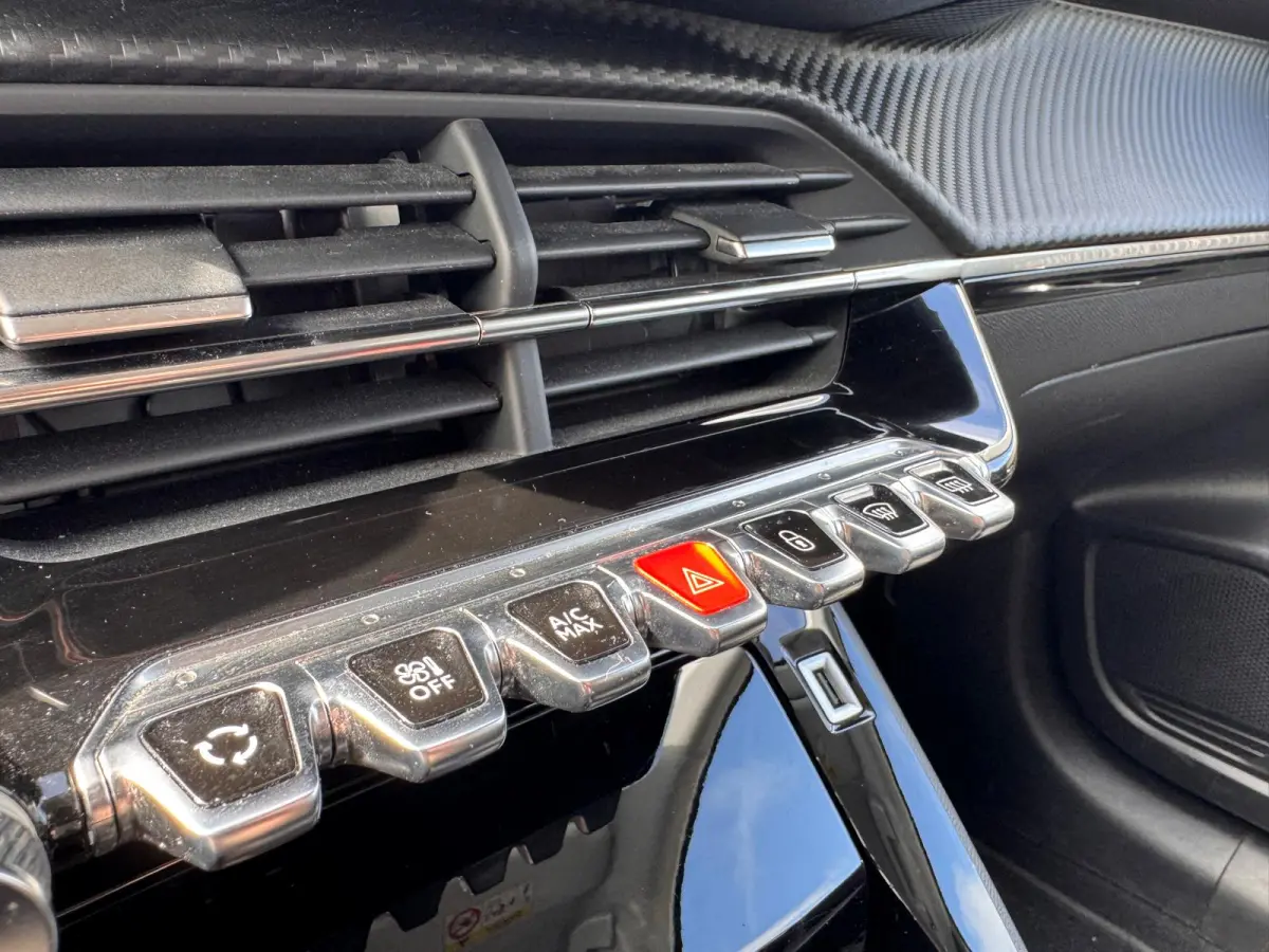 1.2 100PK Allure Automaat | Camera | Navigatie | Apple Carplay / Android Auto | Cruise Control | | DAB ontvanger | Dimlichten automatisch | Kleur wit